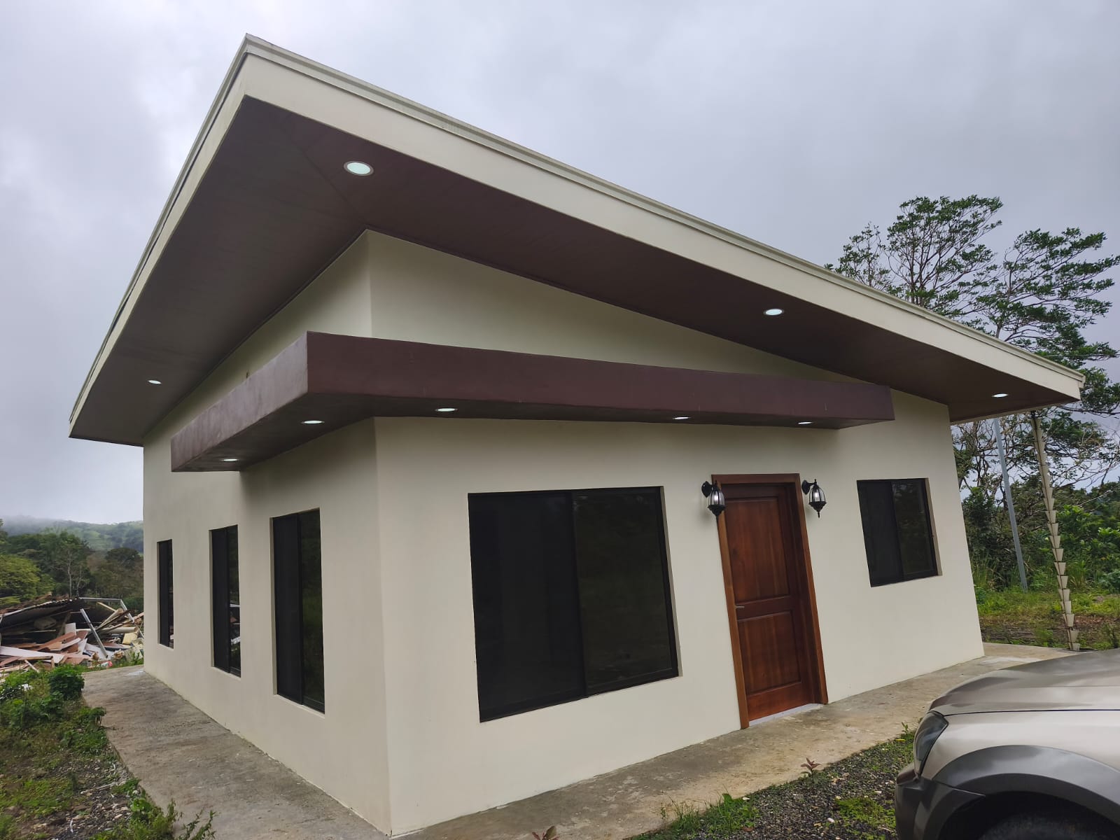 Casa prefabricada terminada en Nuevo Arenal, Guanacaste, con techo de lámina y estructura de prefa block