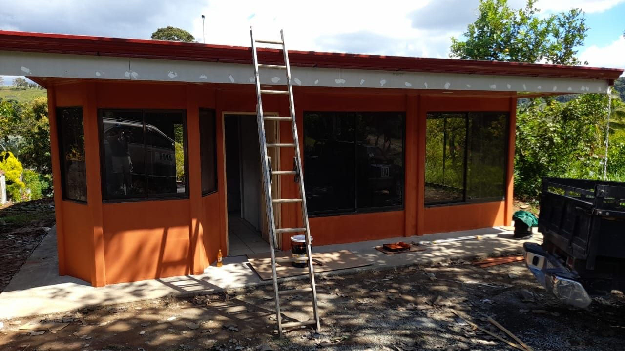 Casa naranja durante la etapa final de acabados exteriores