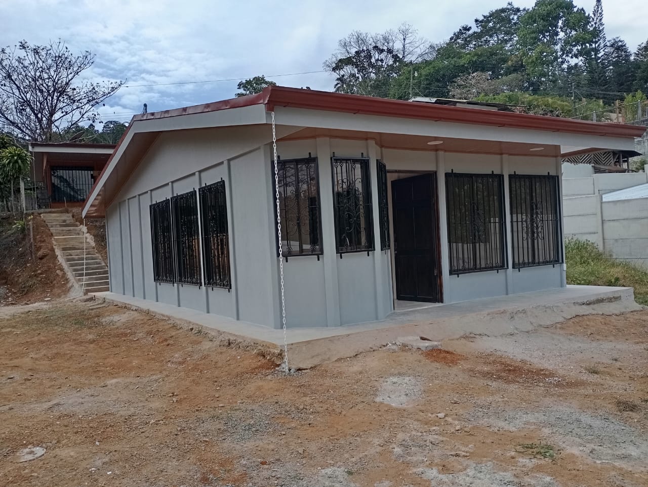 Casa prefabricada gris terminada en Pérez Zeledón