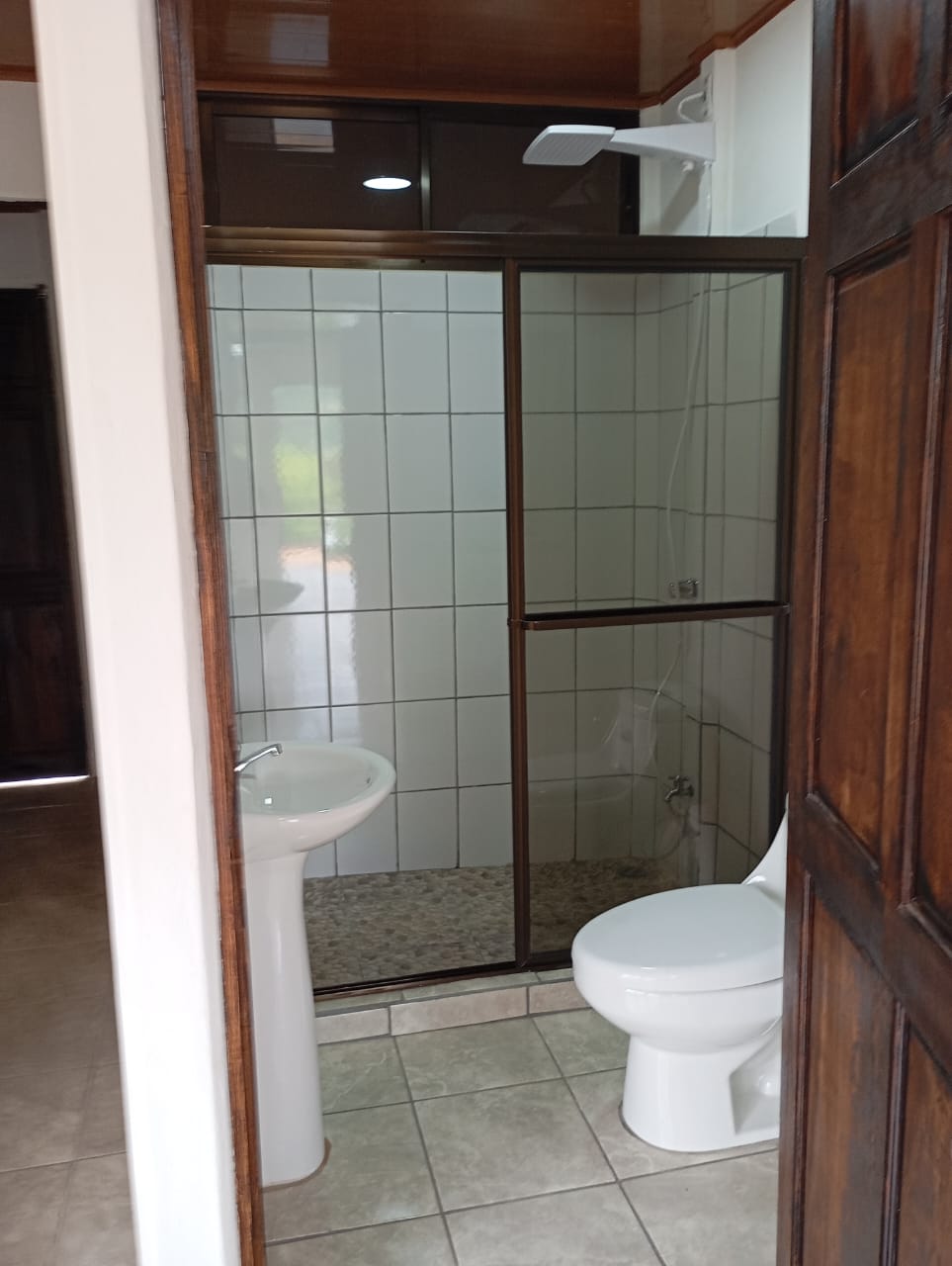 Baño interior de la casa gris terminada