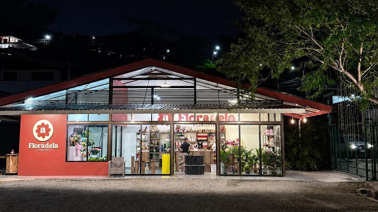Exterior de floristería construida con estructura liviana