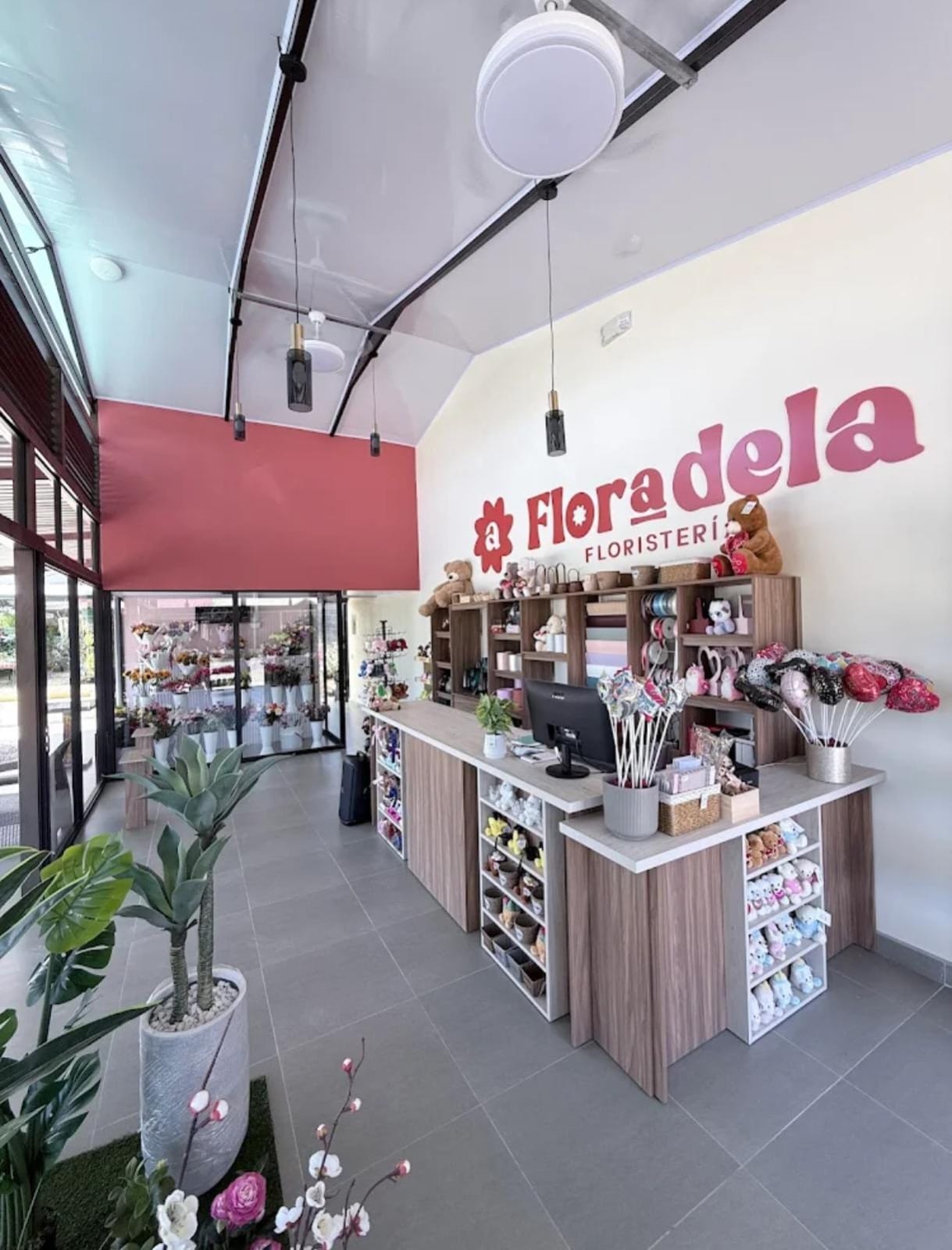 Interior de la floristería terminada