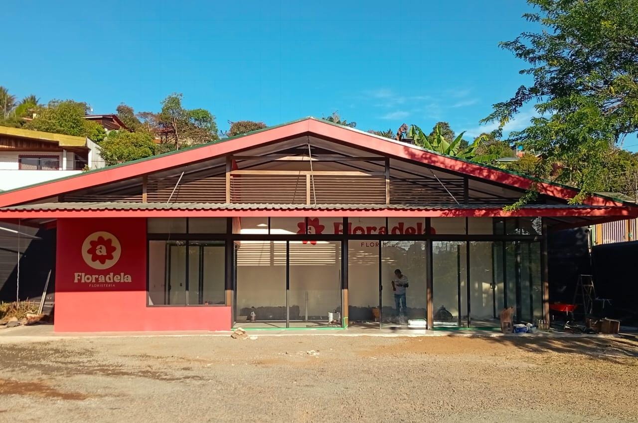 Exterior de la floristeria en proceso de construcción